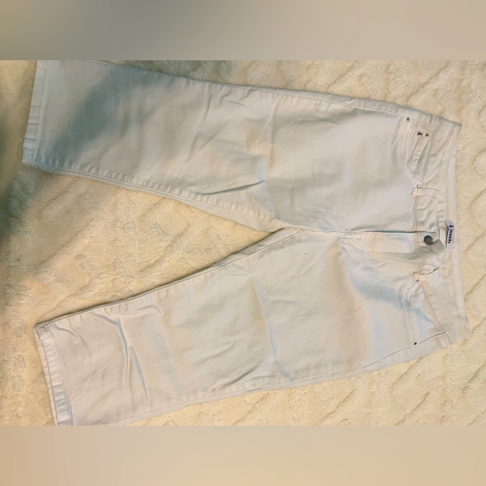 Summer is here! Girl you need white capris ❤️